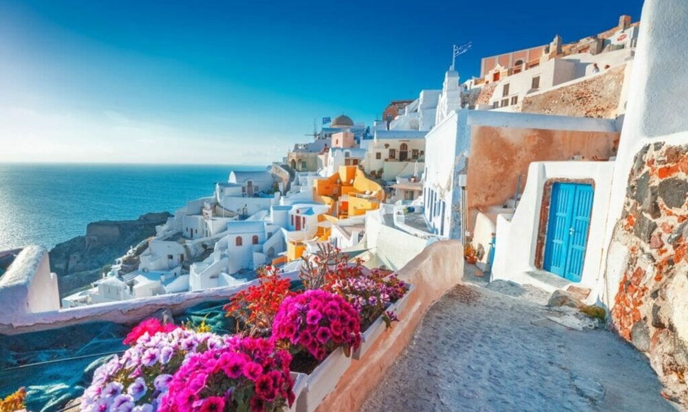 the-most-famous-santorini-tours:-unforgettable-experiences-you-can’t-miss